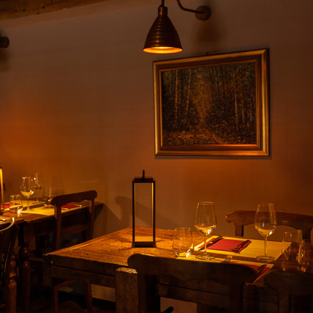 L'atmosfera nella sala superiore di Vetusta Insigna ristorante tipico sul Naviglio Grande